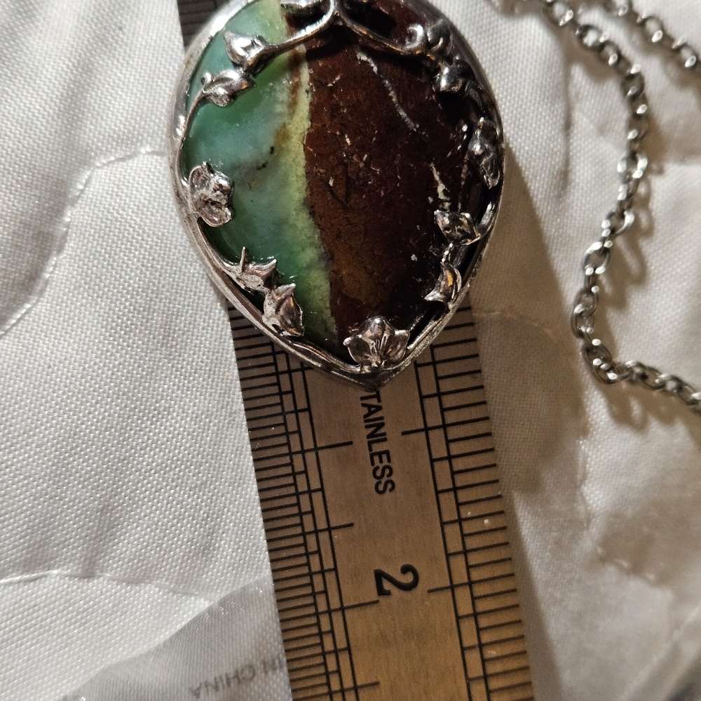 Elegant Silver and Brown Pendant Necklace - Picture 9 of 12